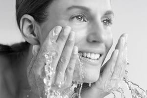 Naine nägu pesemas.