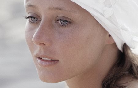 Valge pearätikuga naine.